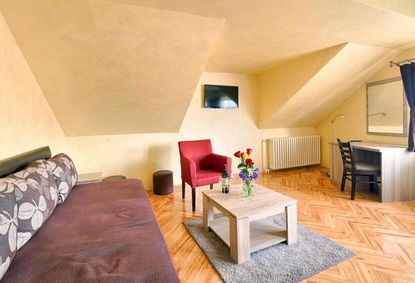 غرفة قياسية ثلاثية, Fontana