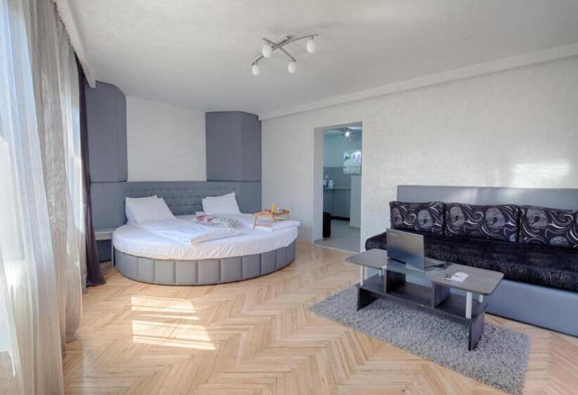 غرفة قياسية رباعية, Fontana