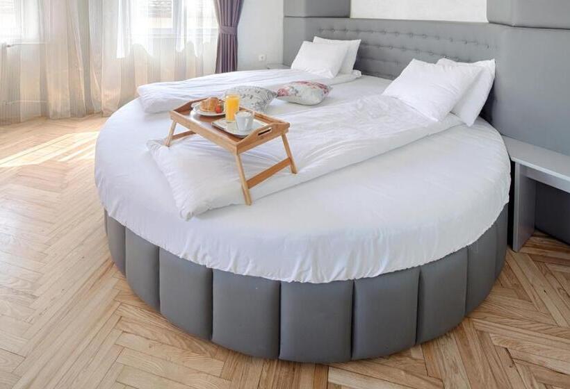 غرفة قياسية رباعية, Fontana