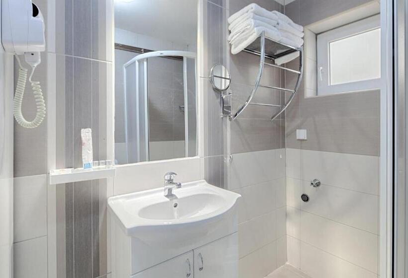 غرفة قياسية رباعية, Fontana