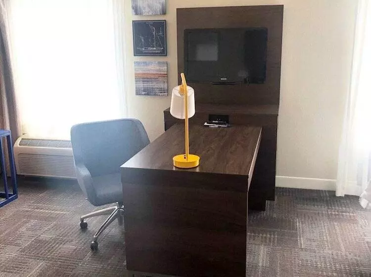 スタンダードスタジオ, Hampton Inn & Suites Norfolk Airport