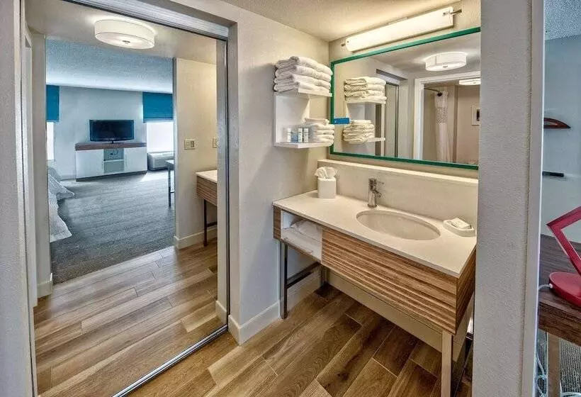 スタンダードスタジオ, Hampton Inn & Suites Fort Myersestero/fgcu