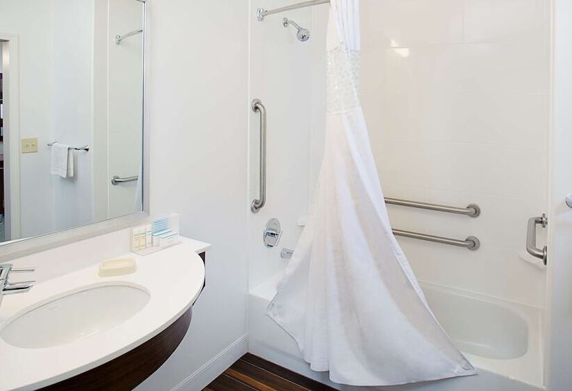 スタンダードスタジオ, Hampton Inn & Suites Palmdale