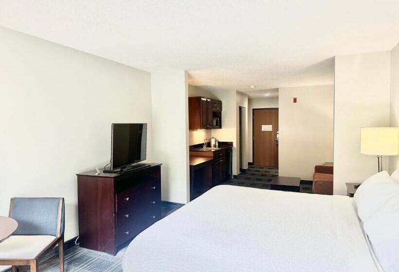 带大床的套房, Holiday Inn Express And Suites Meriden, An Ihg