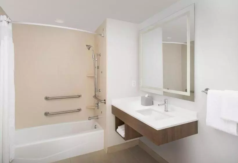身障者適用キングサイズベッドルーム, Holiday Inn Express Jacksonville Beach, An Ihg