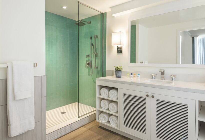 Suite with lake view, Margaritaville Lake Resort, Lake Conroe
