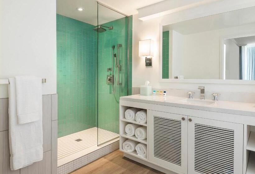 Suite with lake view, Margaritaville Lake Resort, Lake Conroe