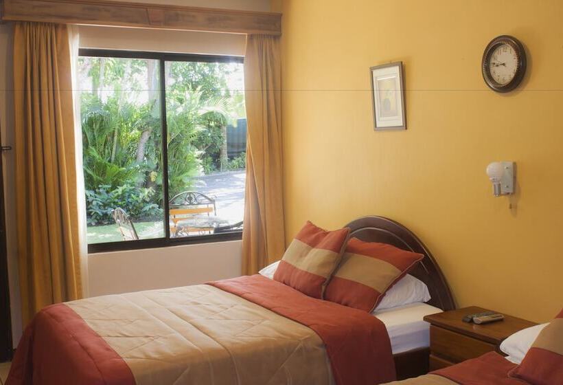 غرفه قياسيه سريرين مزدوجين, Robledal