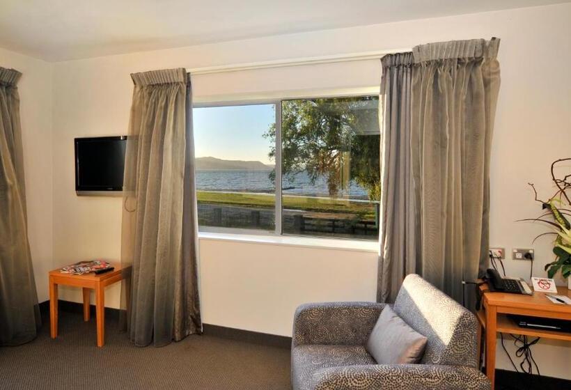 Suite with lake view, Wai Ora Lakeside Spa Resort