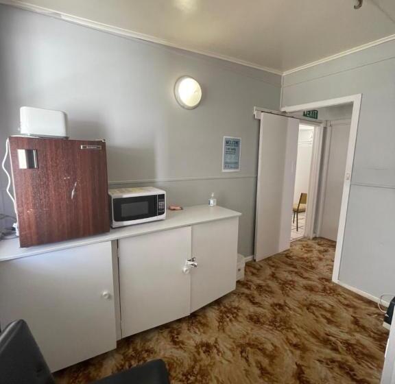 ルームシェアのワンベッド, Mountain View Motel