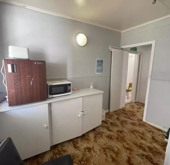 ルームシェアのワンベッド, Mountain View Motel