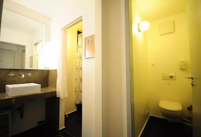 ルームシェアのワンベッド, Five Elements Hostel Frankfurt