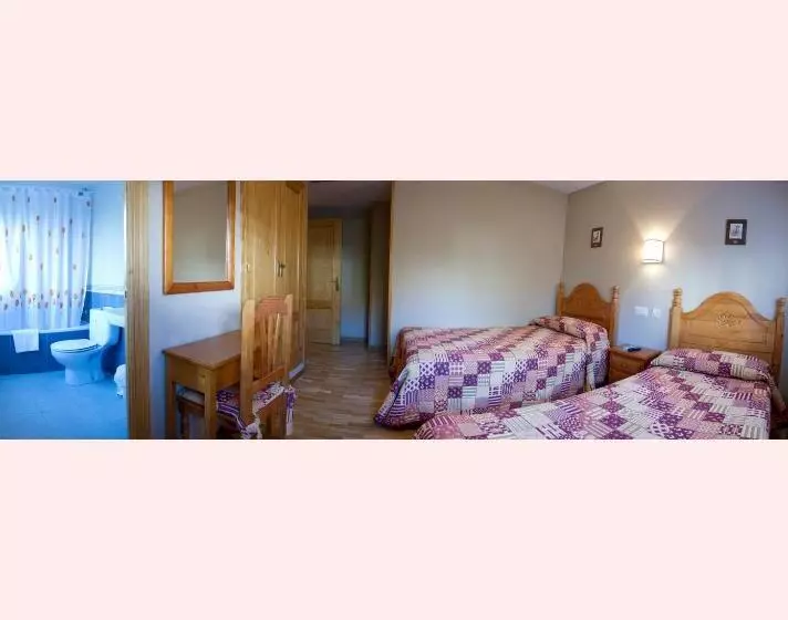 スタンダードトリプルルーム, Hostal Valle De Tena