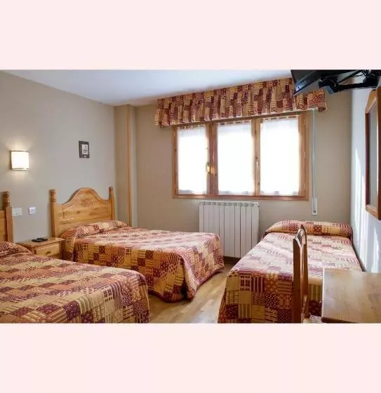スタンダードトリプルルーム, Hostal Valle De Tena