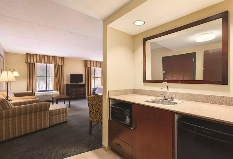 スタンダードスタジオ, Hampton Inn & Suites Lake George