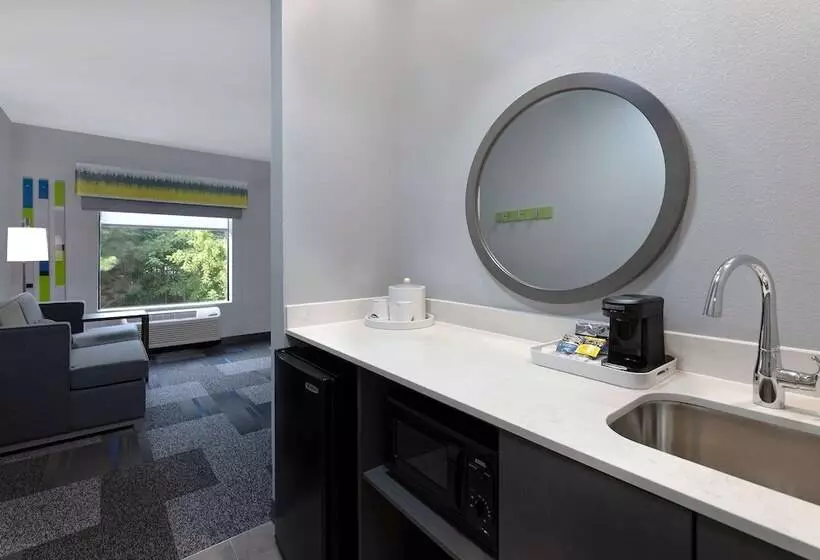 スタンダードスタジオ, Hampton Inn & Suites Nacogdoches