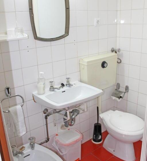 اتاق استاندارد با سرویس بهداشتی مشترک, Franca