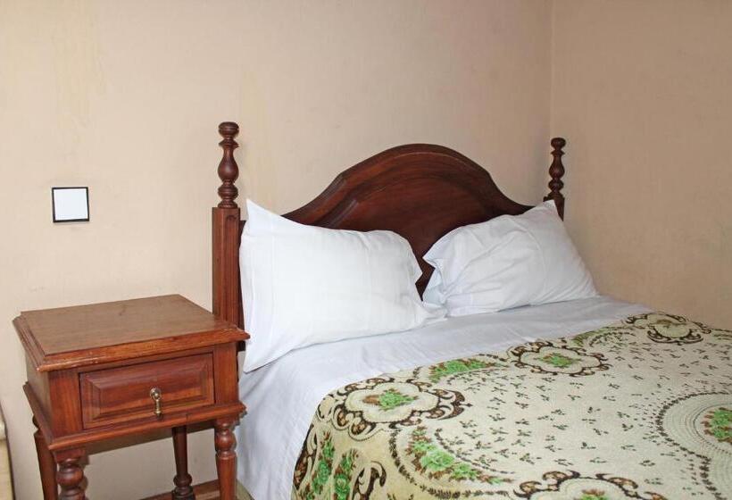 اتاق استاندارد یک تخته با سرویس بهداشتی مشترک, Franca