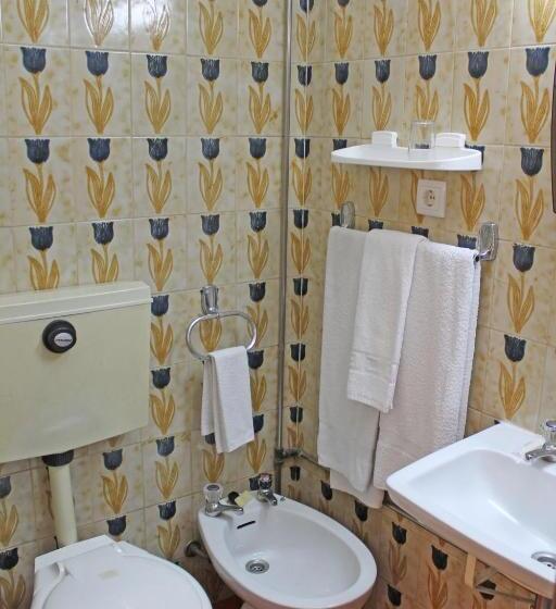 اتاق استاندارد سه نفره, Franca