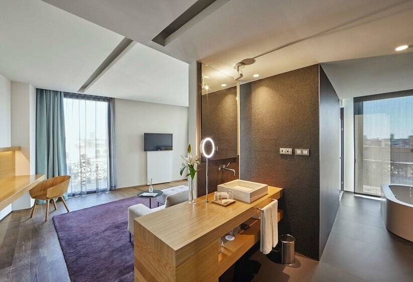 سوییت جونیور لوکس, Ohla Barcelona