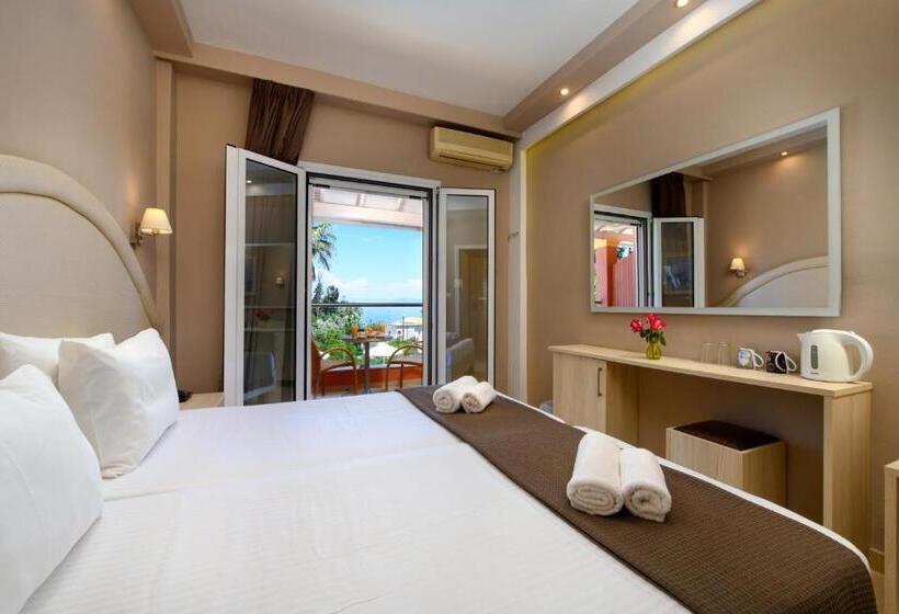 Номер Стандарт Вид на Бассейн, Penelope