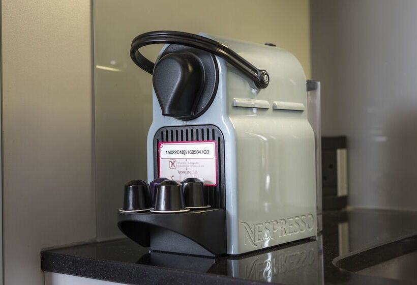 חדר דלוקס, The Resident Liverpool