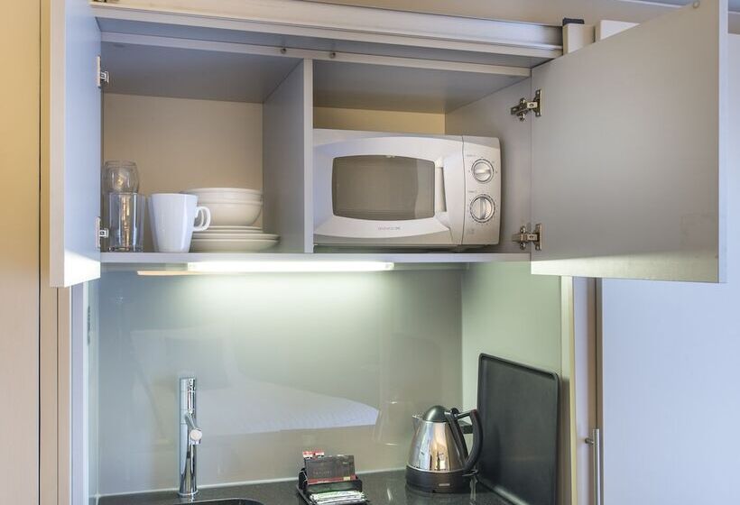 חדר דלוקס, The Resident Liverpool