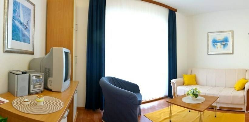 带有一个卧室和海景的高级公寓, Villa Midea