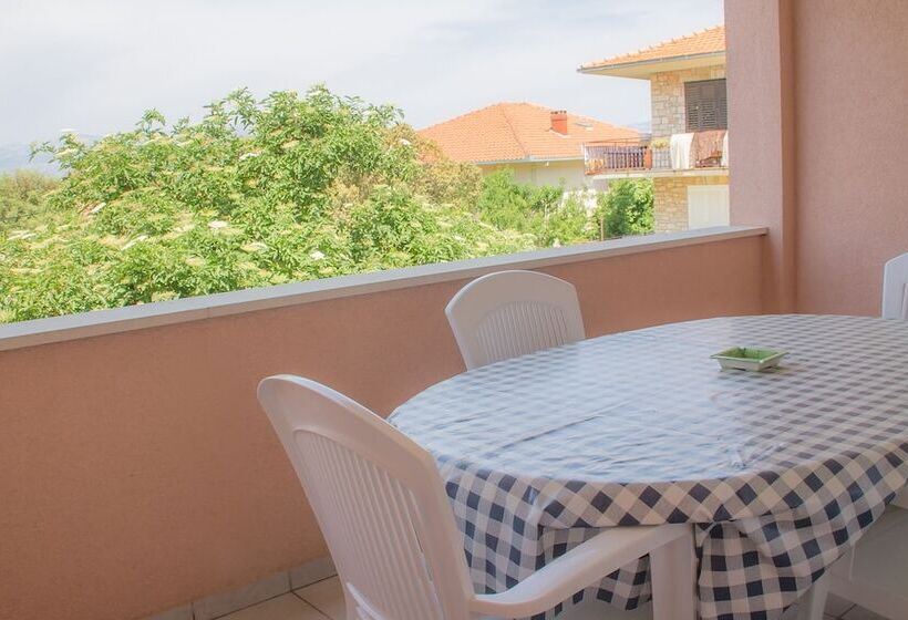 带有一个卧室和海景的高级公寓, Villa Midea