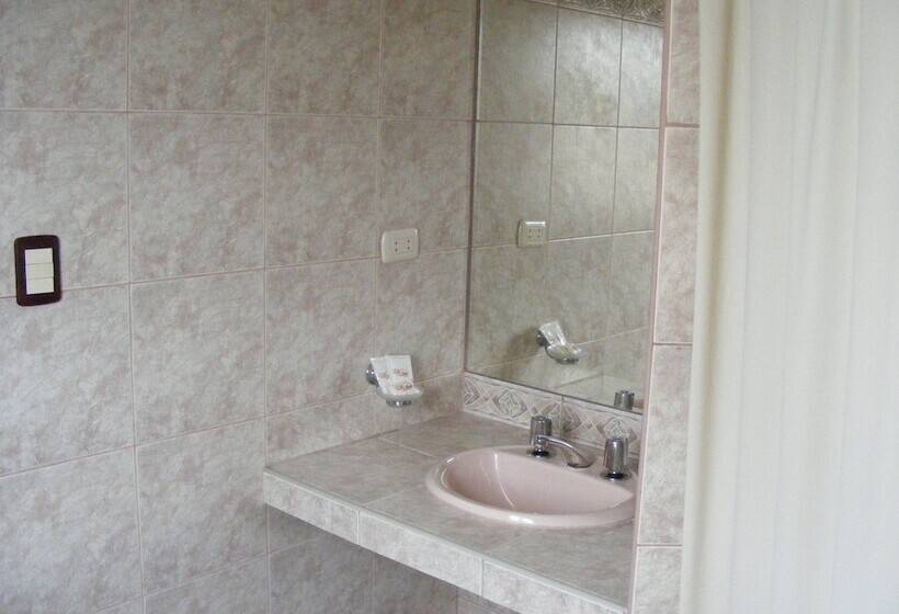 חדר סטנדרט לשלושה, Ferre De Ville