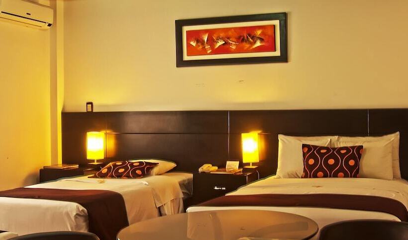 חדר סטנדרט לשלושה, Ferre De Ville