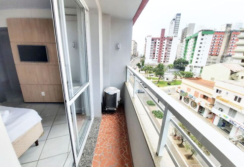 豪华三人间, Ficare Torres