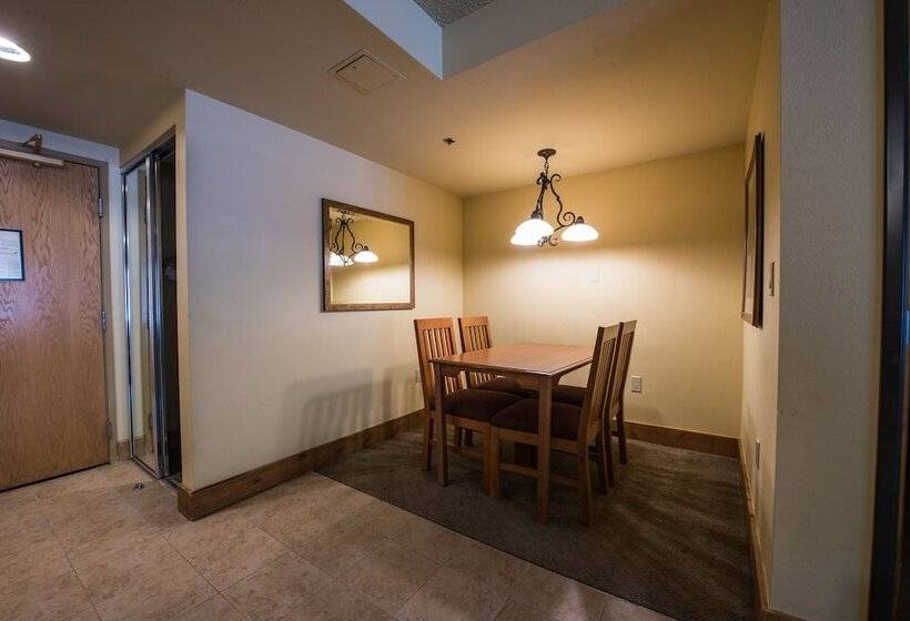 带大床的套房, The Grand Lodge Hotel And Suites