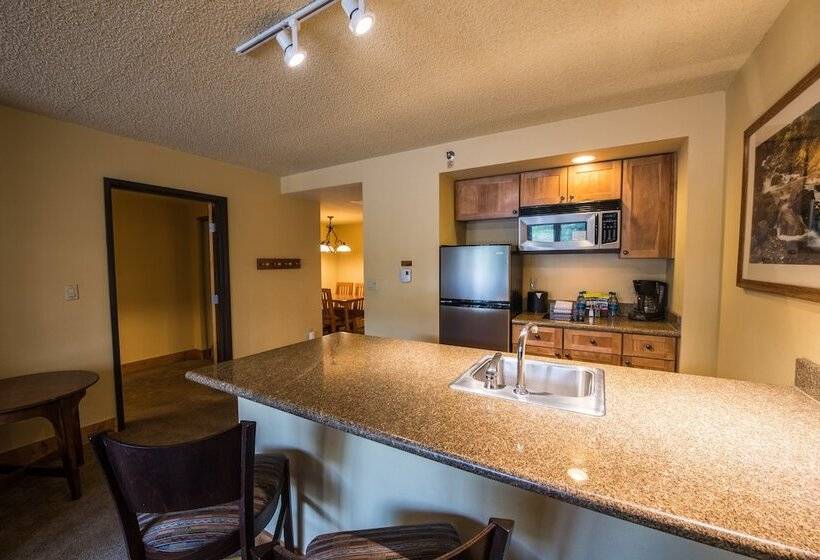 带大床的套房, The Grand Lodge Hotel And Suites