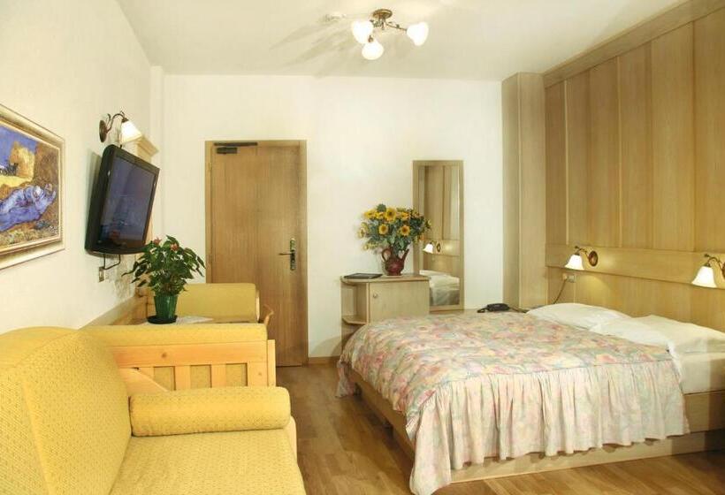 חדר קלאסי לשלושה, Grohmann