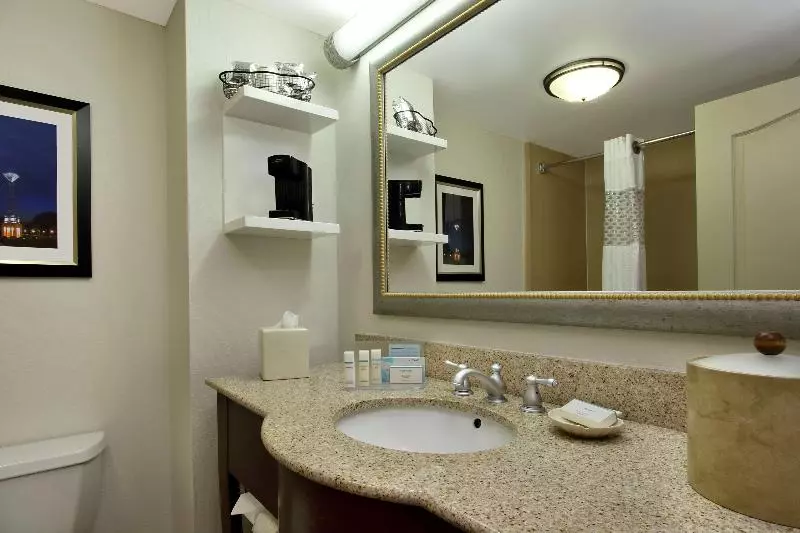 キングサイズベッドのスタンダードルーム, Hampton Inn & Suites Florence Downtown