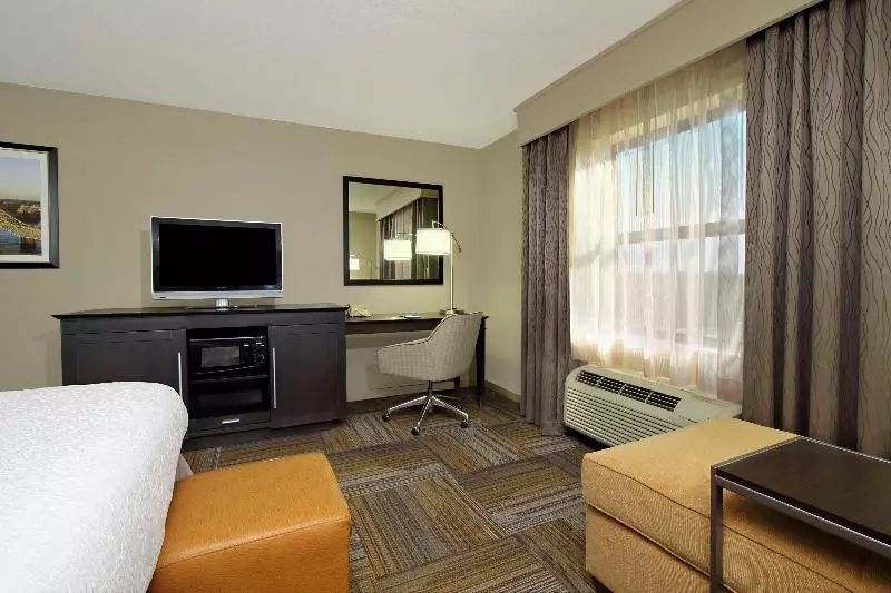 キングサイズベッドのスタンダードルーム, Hampton Inn & Suites Florence Downtown