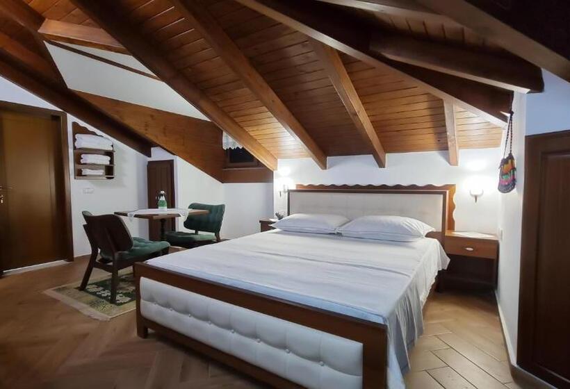 标准三人间, Master