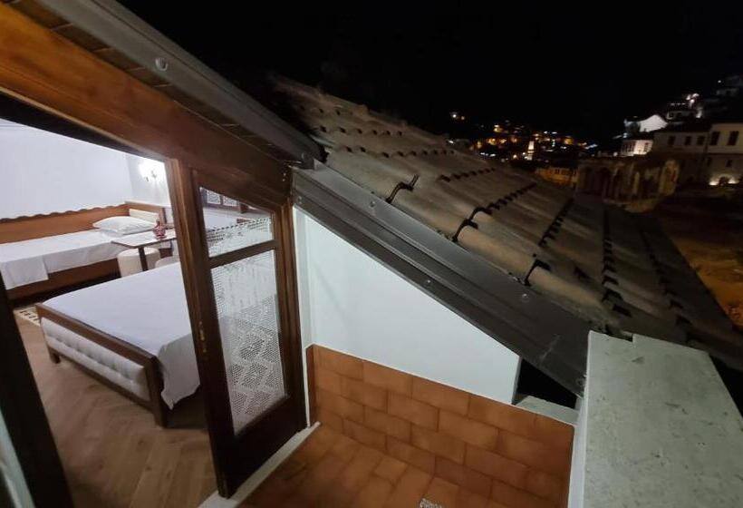 带阳台的三人标准间, Master