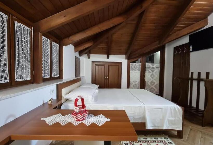 带阳台的三人标准间, Master