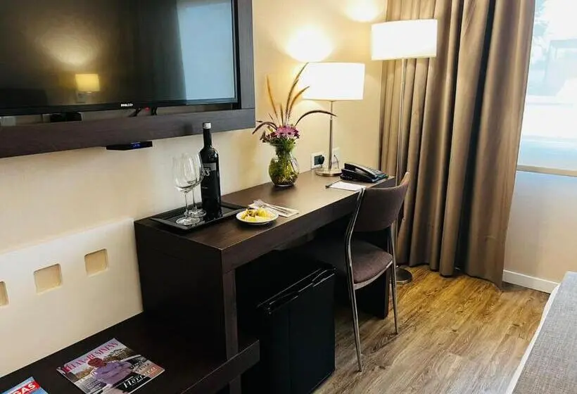キングサイズベッドのスーペリアルーム, Days Inn Zarate