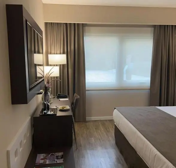 キングサイズベッドのスーペリアルーム, Days Inn Zarate