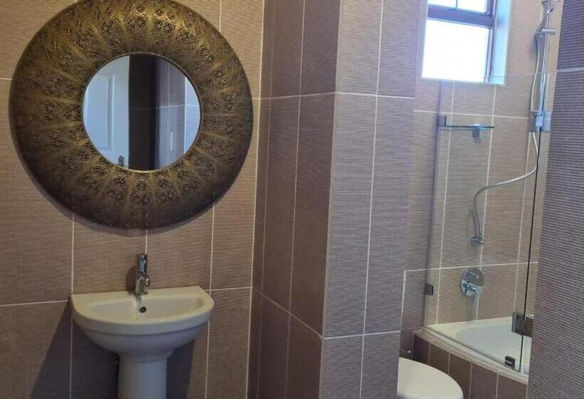 اتاق خانوادگی, Avonlea Guesthouse