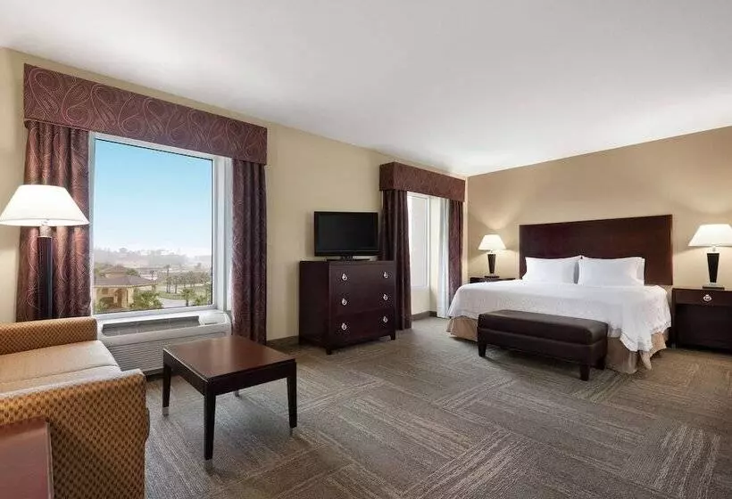 スタンダードスタジオ, Hampton Inn & Suites Brunswick