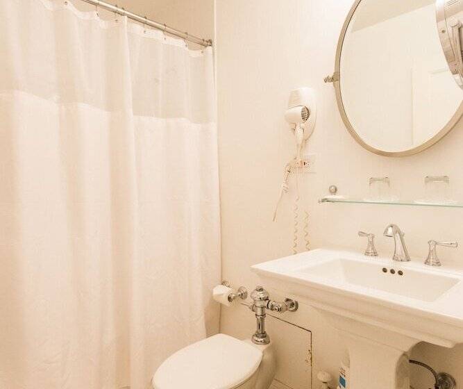 小型套房, 3 West Club