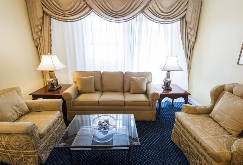 小型套房, 3 West Club