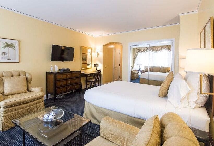 小型套房, 3 West Club