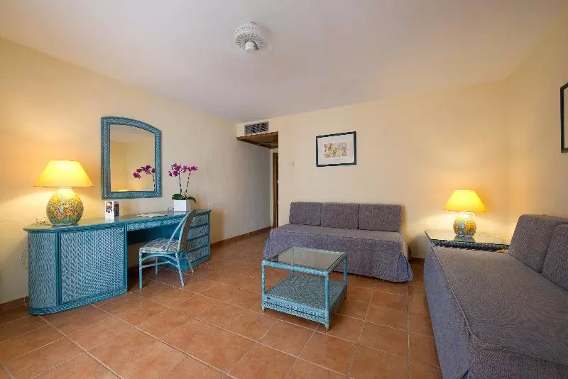 اتاق خانوادگی, Bluebay Banus