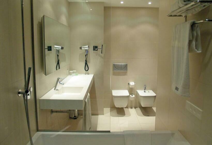 اتاق استاندارد سه نفره, Carris Marineda