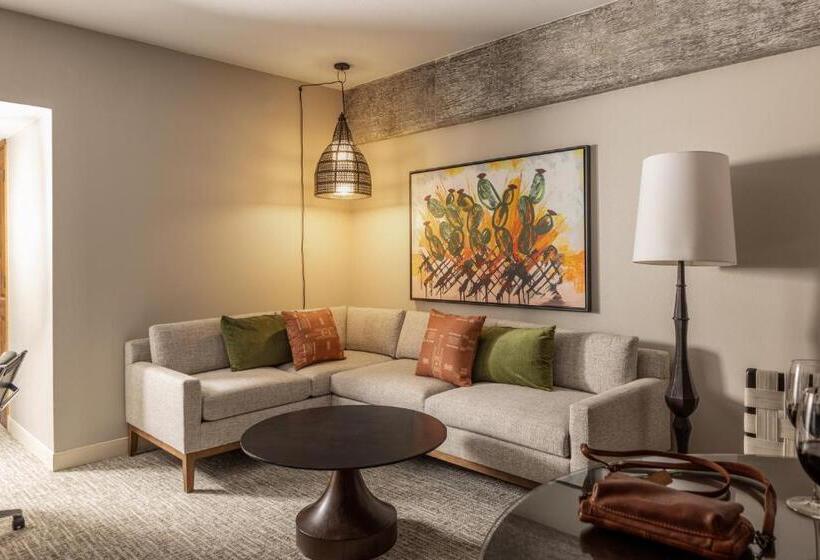 מיטת קינג בסוויטה, Contessa   Suites On The Riverwalk